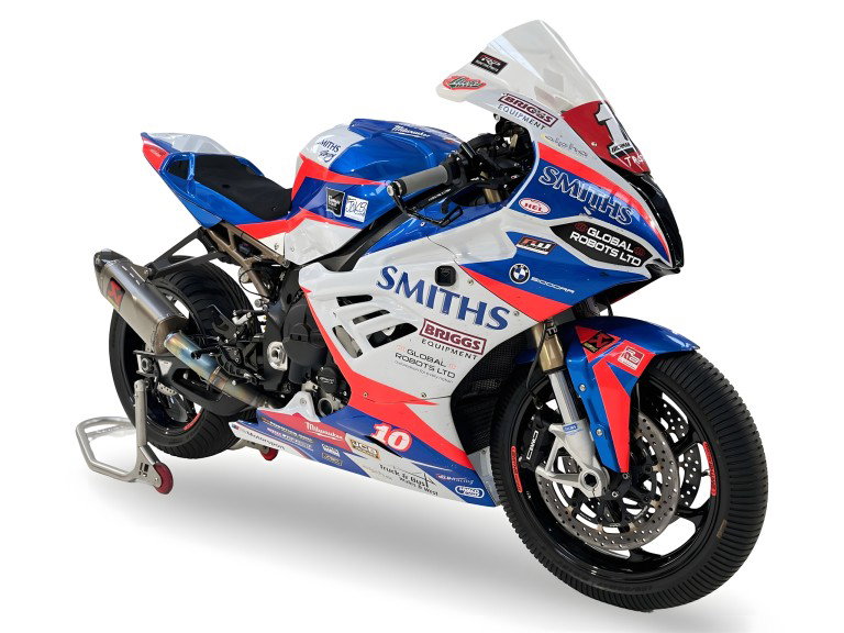 BMW S1000 RR Smiths Racing Peter Hickman 2019 – Studioaufnahme der blau-weiß-roten Rennmaschine mit Startnummer 10 und Smiths-Sponsoring in Dreiviertelansicht von vorne links