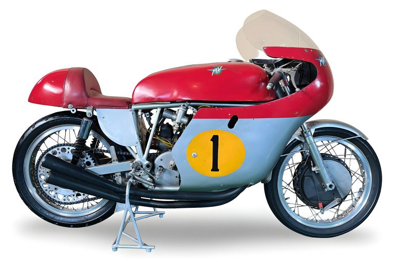 MV Agusta 500cc Grand Prix 1965 – Linke Seitenansicht der Werksrennmaschine in klassischem Rot-Silber mit gelber Startnummer 1, Halbschalenverkleidung mit cremefarbener Scheibe, roter Ledersitzbank und Vierzylinder-Motor auf Montagebock vor weißem Hintergrund