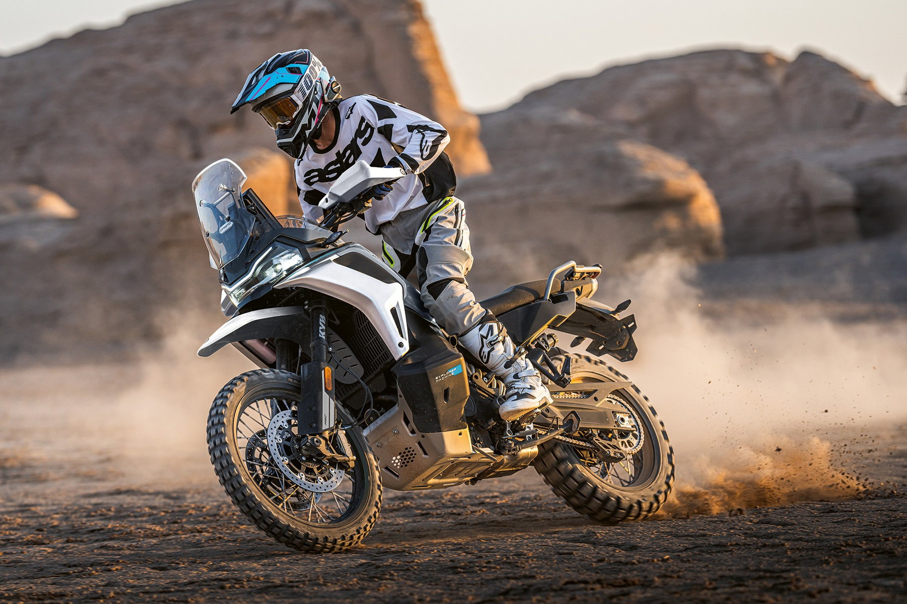 CFMOTO 1000MT-X – Action ride through desert terrain