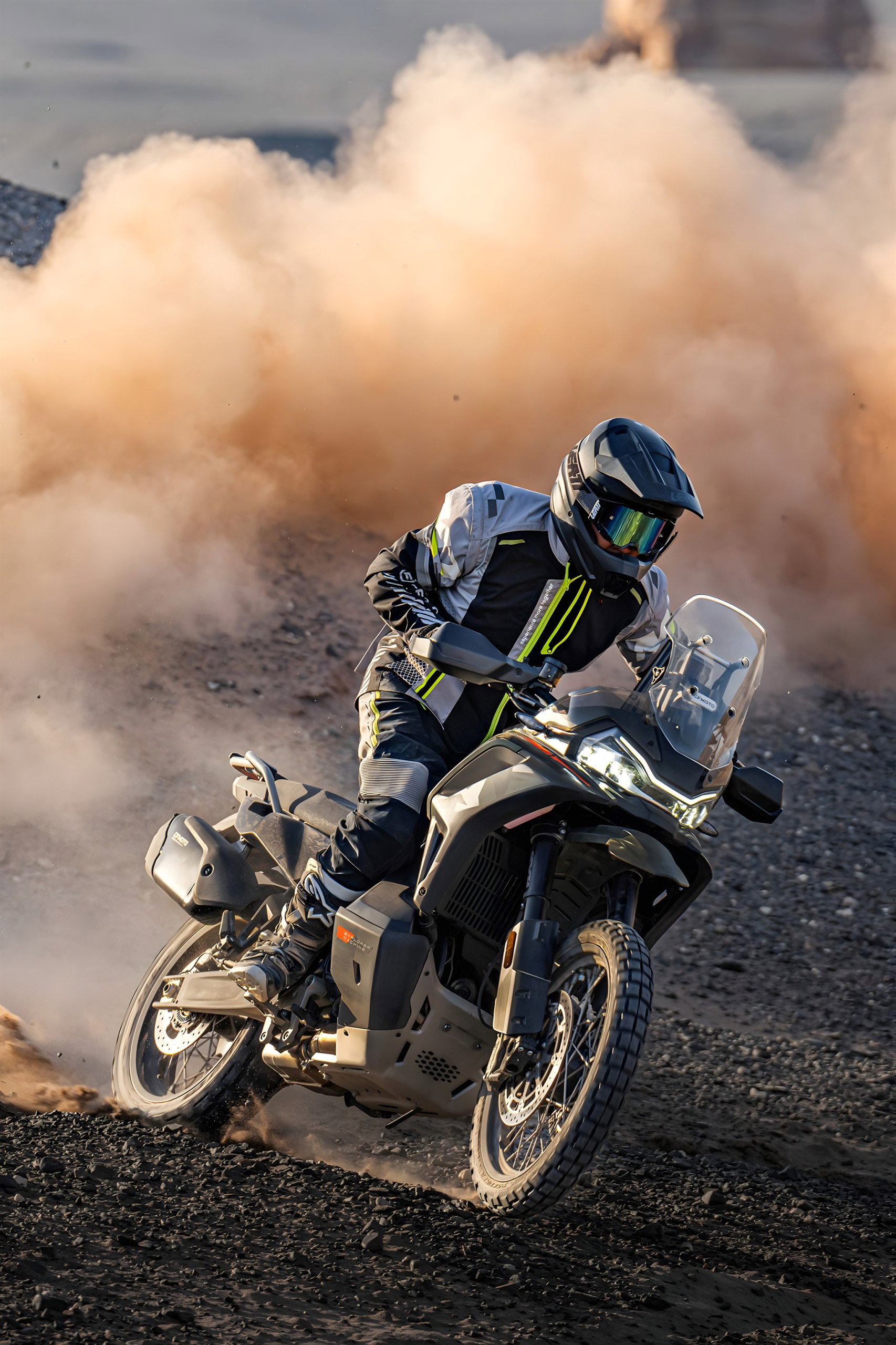 CFMoto Ibex 950: Why the 1000MT-X Is Named and Priced Differently in the US 5 CFMoto 1000MT-X – Offroad-Action in vulkanischem Gelände mit Staubwolke, Hochformat-Aufnahme
