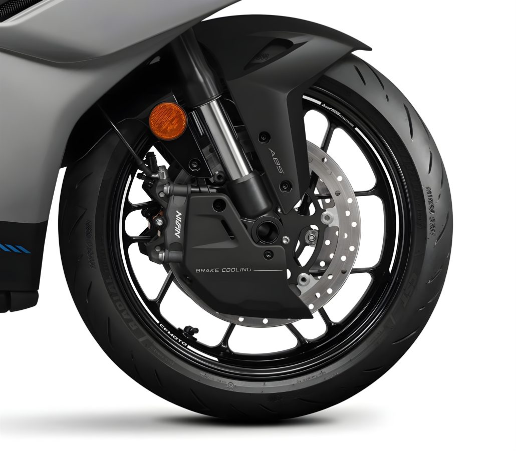 CFMoto 500SR: 78 HP Four-Cylinder Sportbike Challenges Honda 3 CFMoto 500SR 2026 – Vorderrad mit Nissin-Vierkolben-Radialbremssattel, 300-mm-Bremsscheibe und Brake-Cooling-Abdeckung an USD-Gabel