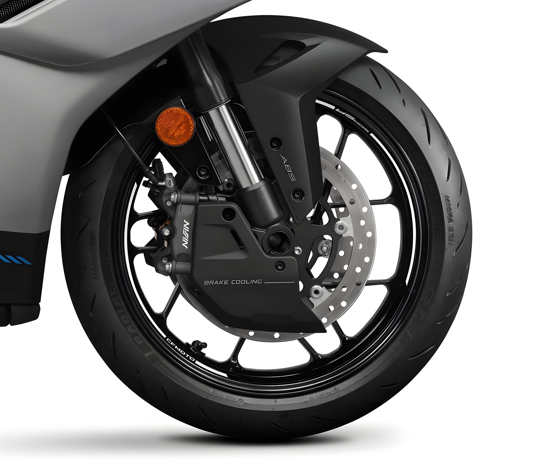 CFMoto 500SR bekommt E-Clutch: Was sich am China-Vierzylinder ändert 5 CFMoto 500SR 2026 – Vorderrad mit Nissin-Vierkolben-Radialbremssattel, 300-mm-Bremsscheibe und Brake-Cooling-Abdeckung an USD-Gabel