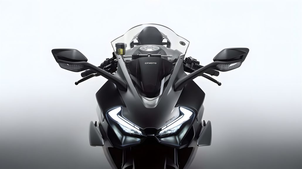 CFMoto 500SR 2026 – Frontansicht in Dunkelgrau im Studio mit kantigen LED-Scheinwerfern und verkleidungsmontierten Spiegeln