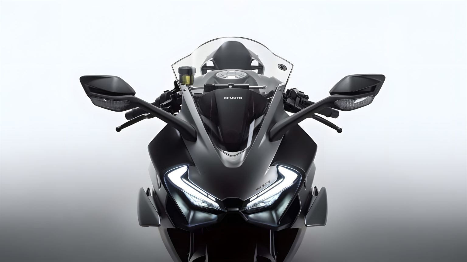 CFMoto 500SR: 78 HP Four-Cylinder Sportbike Challenges Honda CFMoto 500SR 2026 – Frontansicht in Dunkelgrau im Studio mit kantigen LED-Scheinwerfern und verkleidungsmontierten Spiegeln