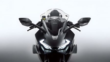 CFMoto 500SR 2026 – Frontansicht in Dunkelgrau im Studio mit kantigen LED-Scheinwerfern und verkleidungsmontierten Spiegeln