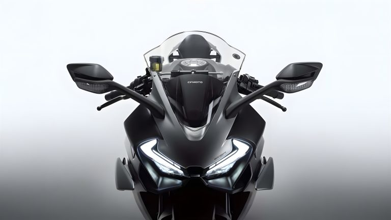 CFMoto 500SR 2026 – Frontansicht in Dunkelgrau im Studio mit kantigen LED-Scheinwerfern und verkleidungsmontierten Spiegeln