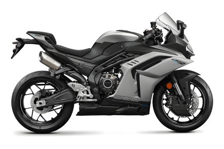 CFMoto 500SR 2026 – Seitenansicht in Silbergrau vor weissem Hintergrund mit Vollverkleidung und hochgelegtem Auspuff