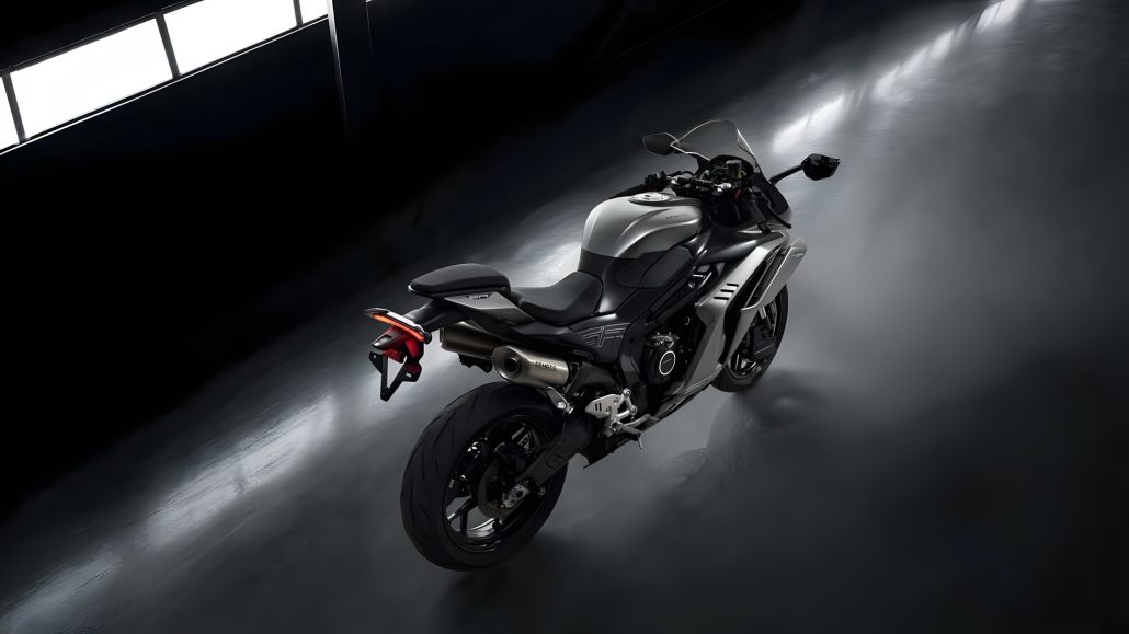 CFMoto 500SR: 78 HP Four-Cylinder Sportbike Challenges Honda 2 CFMoto 500SR 2026 – Heckansicht schraeg oben in Grau in dunkler Studio-Atmosphaere mit LED-Ruecklicht und Soziusabdeckung