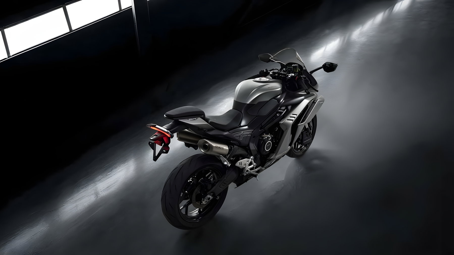CFMoto 500SR bekommt E-Clutch: Was sich am China-Vierzylinder ändert 3 CFMoto 500SR 2026 – Heckansicht schraeg oben in Grau in dunkler Studio-Atmosphaere mit LED-Ruecklicht und Soziusabdeckung