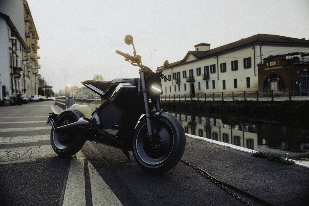 DAB 1a BRABUS 2026 – Vollständige Profilansicht des Elektromotorrads auf Mailänder Brücke am Naviglio