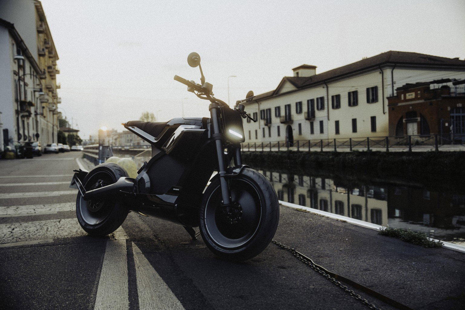 DAB 1a BRABUS 2026 – Vollständige Profilansicht des Elektromotorrads auf Mailänder Brücke am Naviglio