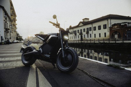 DAB 1a BRABUS 2026 – Vollständige Profilansicht des Elektromotorrads auf Mailänder Brücke am Naviglio