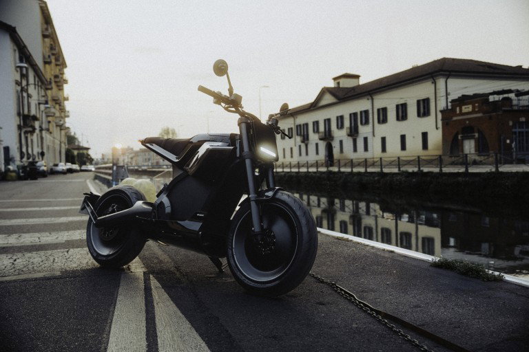 DAB 1a BRABUS 2026 – Vollständige Profilansicht des Elektromotorrads auf Mailänder Brücke am Naviglio