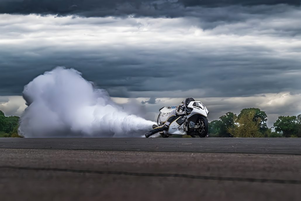 Force of Nature Raketenmotorrad – Dramatische Tiefwinkelaufnahme auf dem Elvington Airfield bei Dämmerung