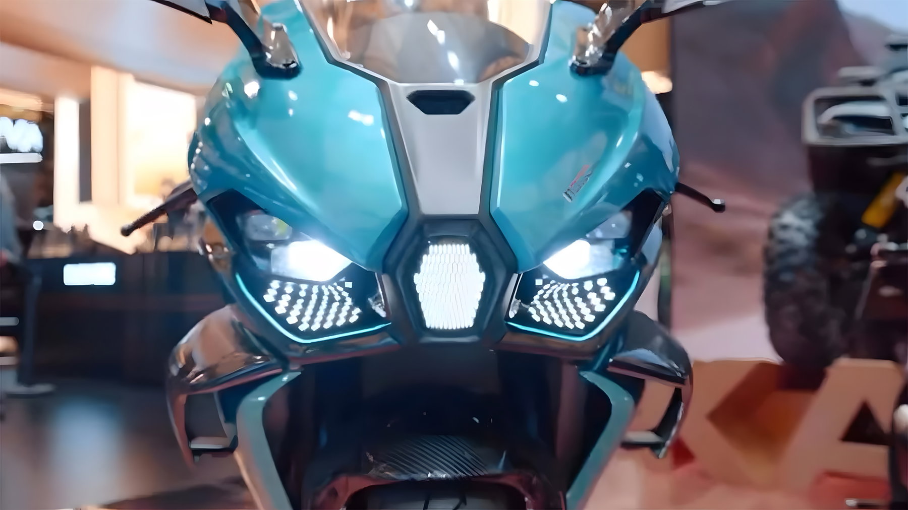 Guruma 1000 RR – Frontansicht mit LED-Scheinwerfer und Radarmodul in Türkis auf Messestand