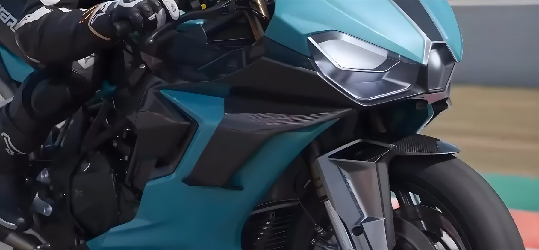 Guruma 1000 RR – Detailansicht Frontverkleidung und Scheinwerfer in Türkis auf Rennstrecke