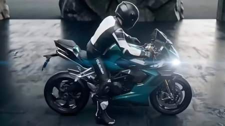 Guruma 1000 RR – Seitenansicht rechts mit Fahrer in Lederkombi im dunklen Studio