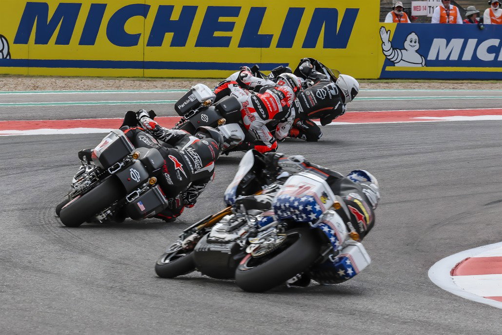 FIM Harley-Davidson Bagger World Cup 2026 – Nahaufnahme mehrerer Bagger-Rennmaschinen in dichtem Kurvenkampf unter dem Michelin-Banner auf dem Circuit of The Americas, vorne ein Bike im Stars-and-Stripes-Design