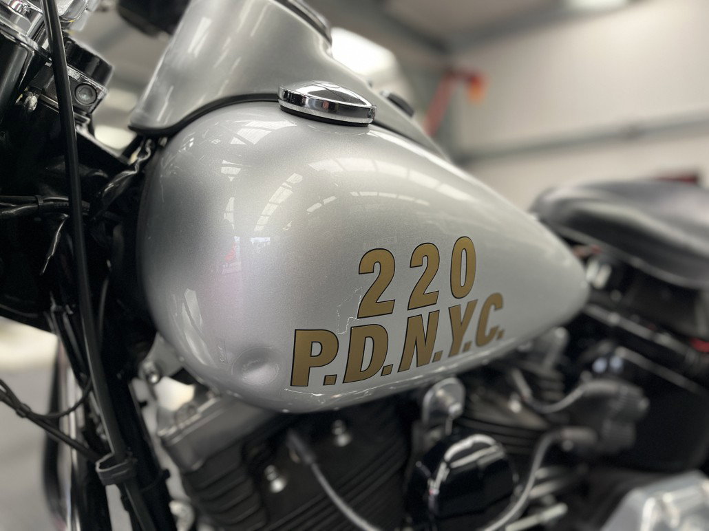 Harley-Davidson Softail Slim 2016 Indiana Jones – Close-up of the tank with gold 220 P.D.N.Y.C. police lettering on silver paint