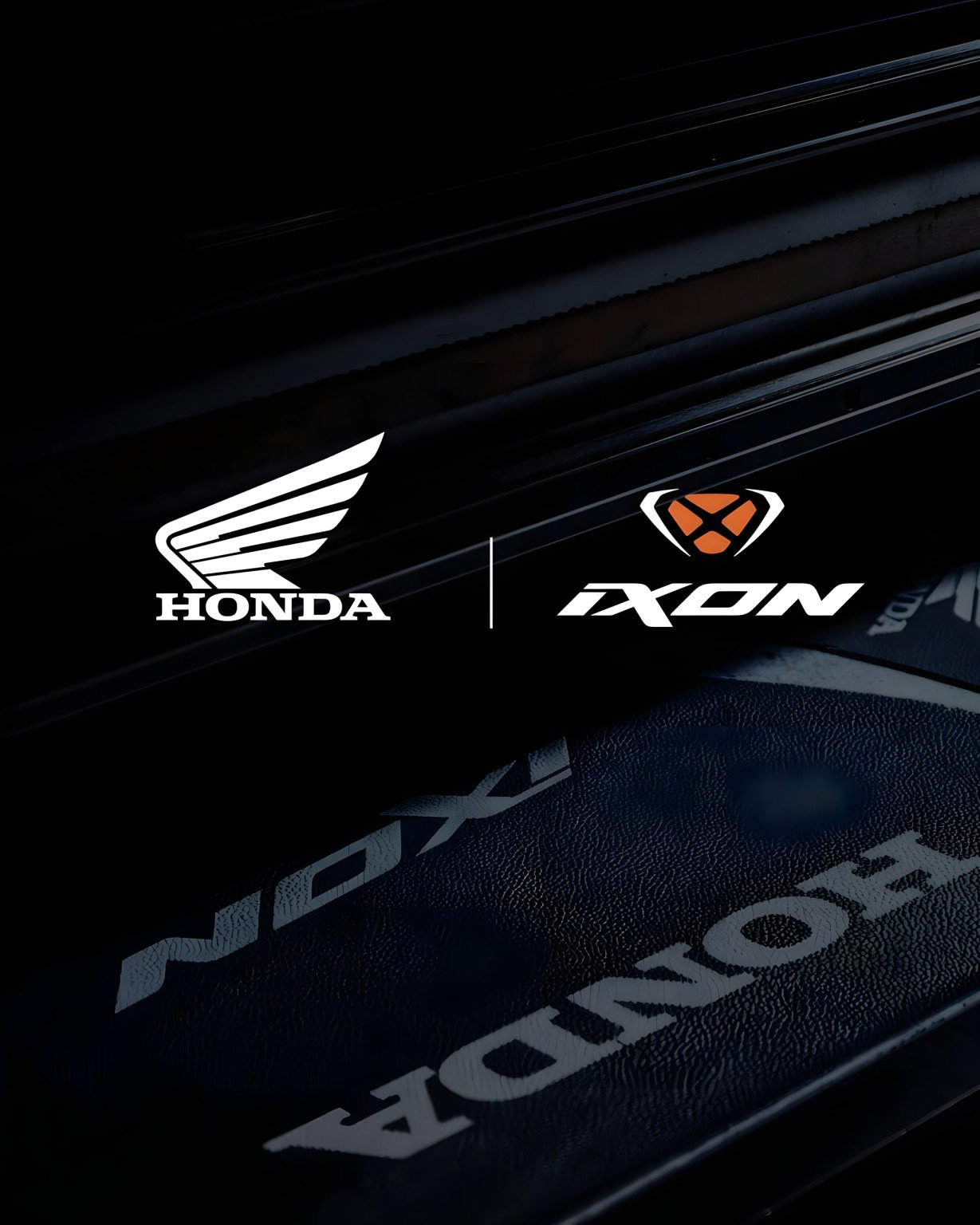 Honda x IXON Kollektion 2027 – Keyvisual der strategischen Partnerschaft mit Honda- und IXON-Logo auf dunklem Lederkombi-Detail