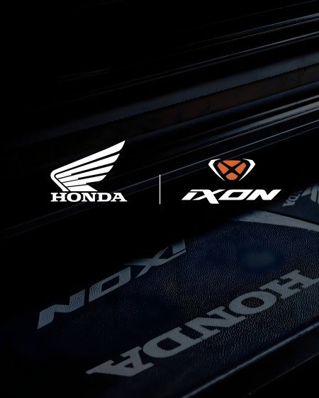 Honda x IXON Kollektion 2027 – Keyvisual der strategischen Partnerschaft mit Honda- und IXON-Logo auf dunklem Lederkombi-Detail