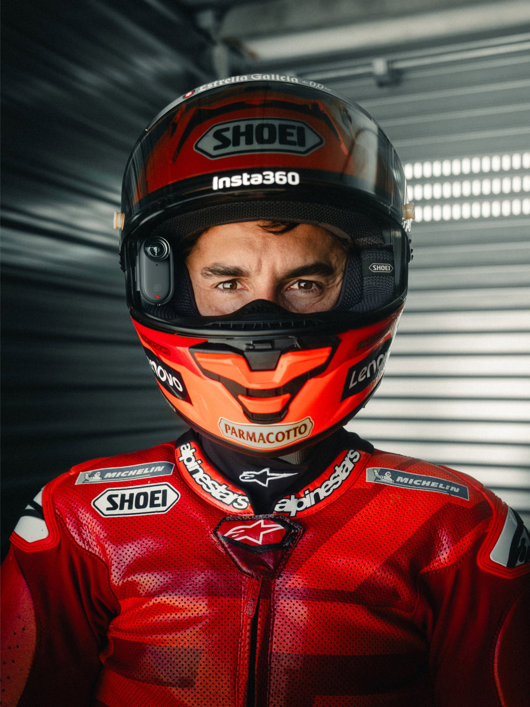 Insta360 GO 3S Motorcycle In-Helmet POV Bundle – Nahaufnahme Motorradfahrer mit Shoei-Helm und montierter GO 3S Kamera am Kinn