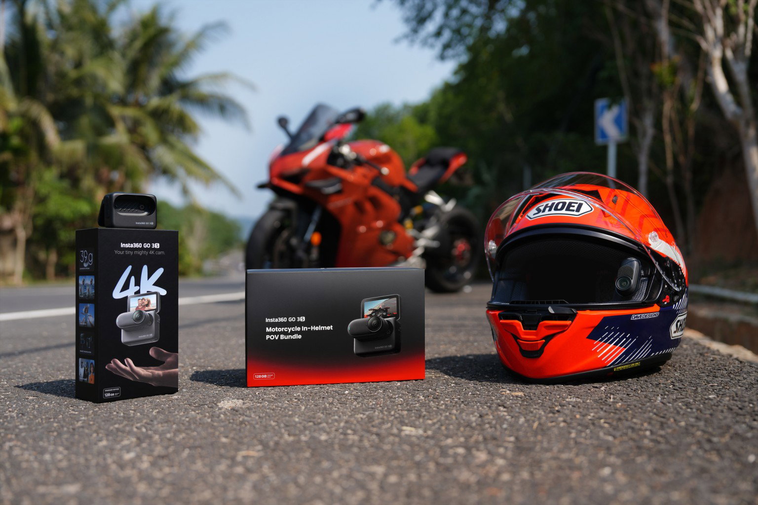 Insta360 GO 3S Motorcycle In-Helmet POV Bundle – Produktverpackung und Shoei-Helm mit montierter Kamera neben rotem Ducati-Sportmotorrad auf tropischer Straße