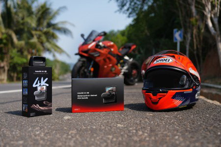 Insta360 GO 3S Motorcycle In-Helmet POV Bundle – Produktverpackung und Shoei-Helm mit montierter Kamera neben rotem Ducati-Sportmotorrad auf tropischer Straße