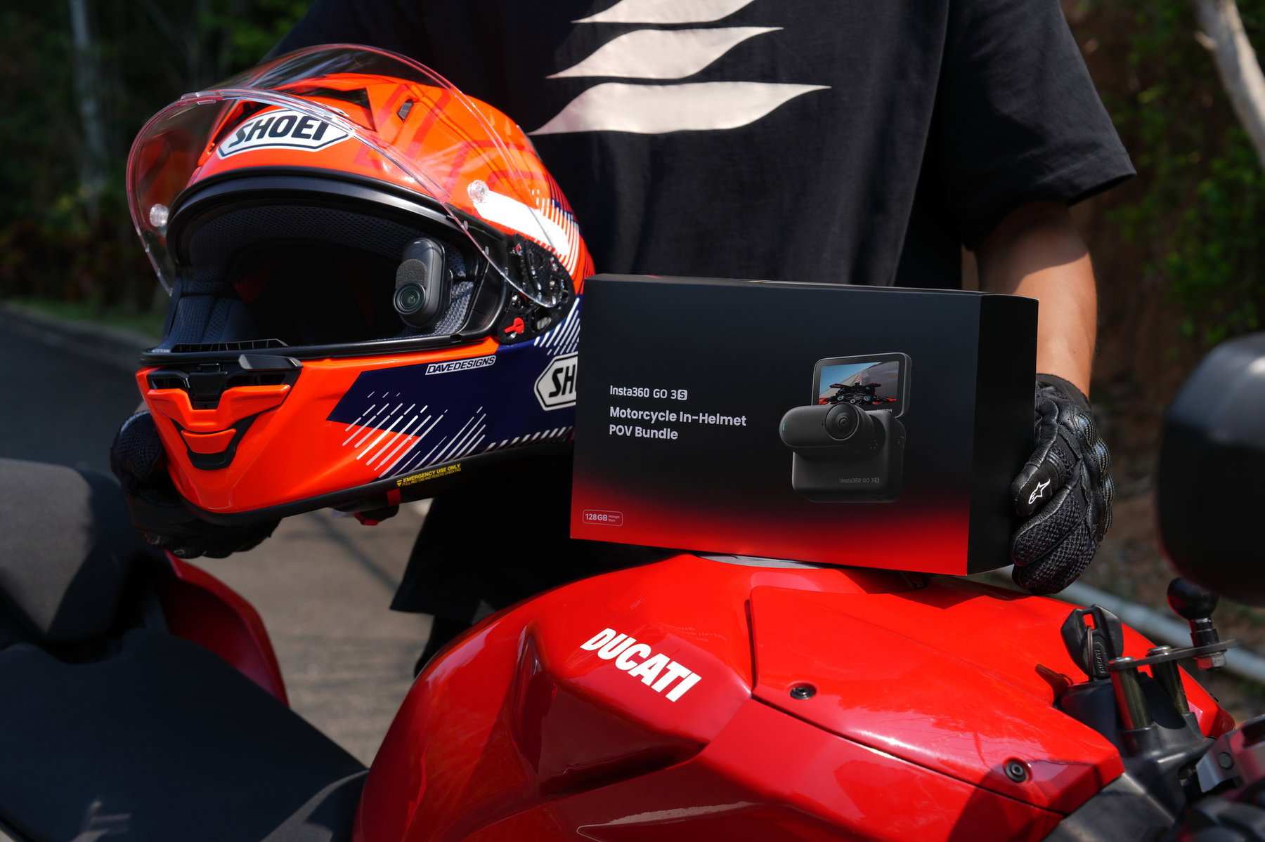 Insta360 GO 3S Motorcycle In-Helmet POV Bundle – Motorradfahrer auf roter Ducati hält Shoei-Helm mit GO 3S Kamera