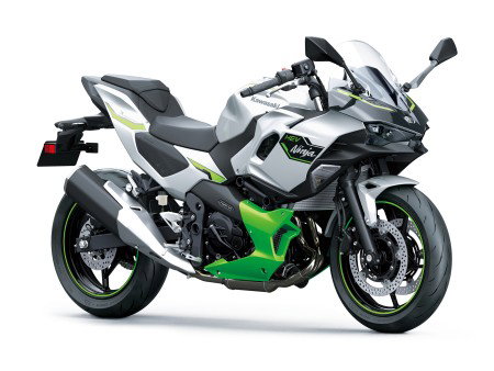 Kawasaki Ninja 7 Hybrid 2026 – Studioaufnahme Seitenansicht von rechts in Silber-Grün mit HEV-Ninja-Logo auf der Verkleidung