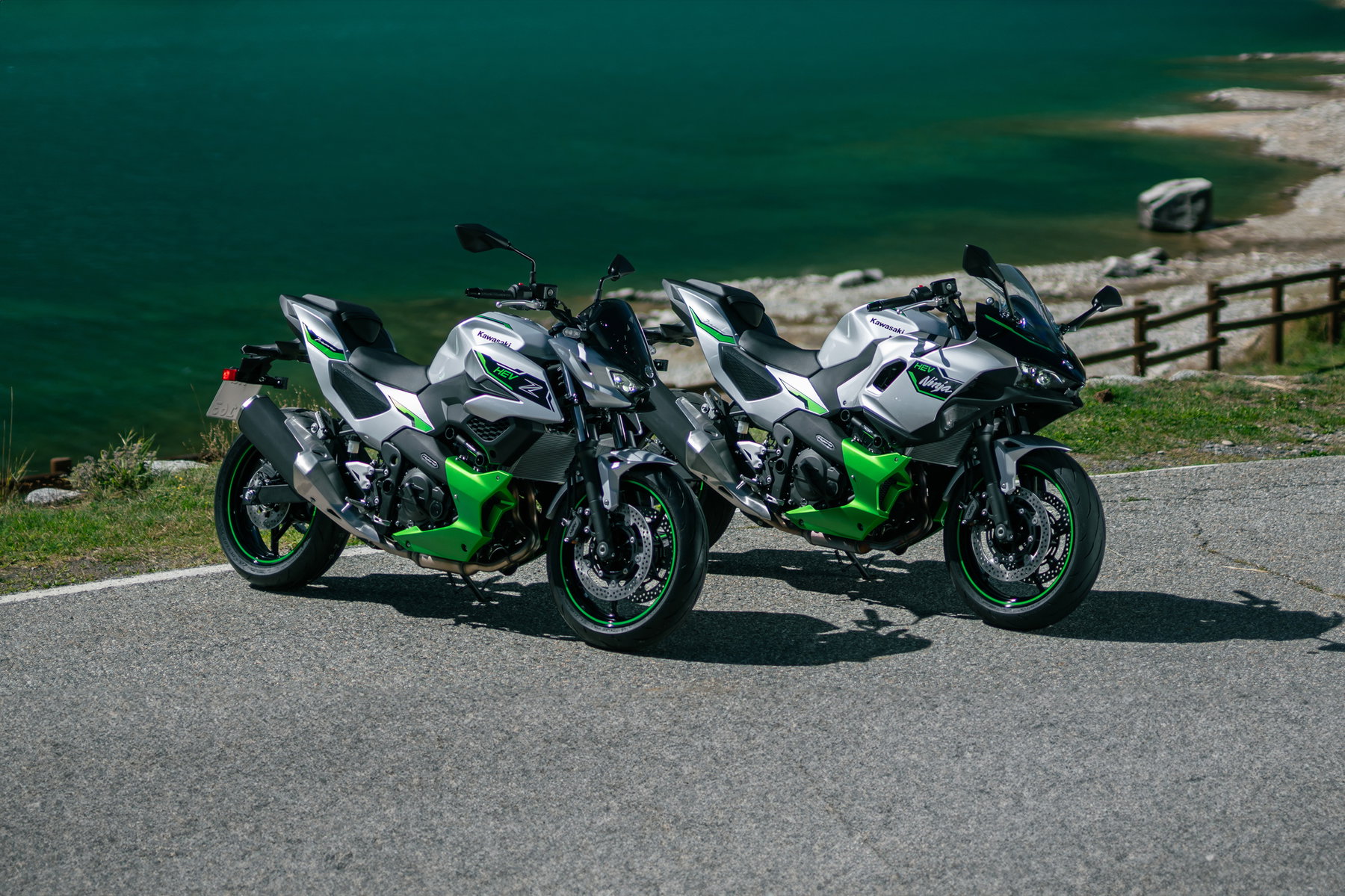 Kawasaki Ninja 7 Hybrid und Z7 Hybrid: Software-Update macht die Hybrid-Motorräder alltagstauglicher 4 Kawasaki Z7 Hybrid und Ninja 7 Hybrid 2026 – beide Modelle nebeneinander an einem Bergsee, Silber-Grün-Lackierung