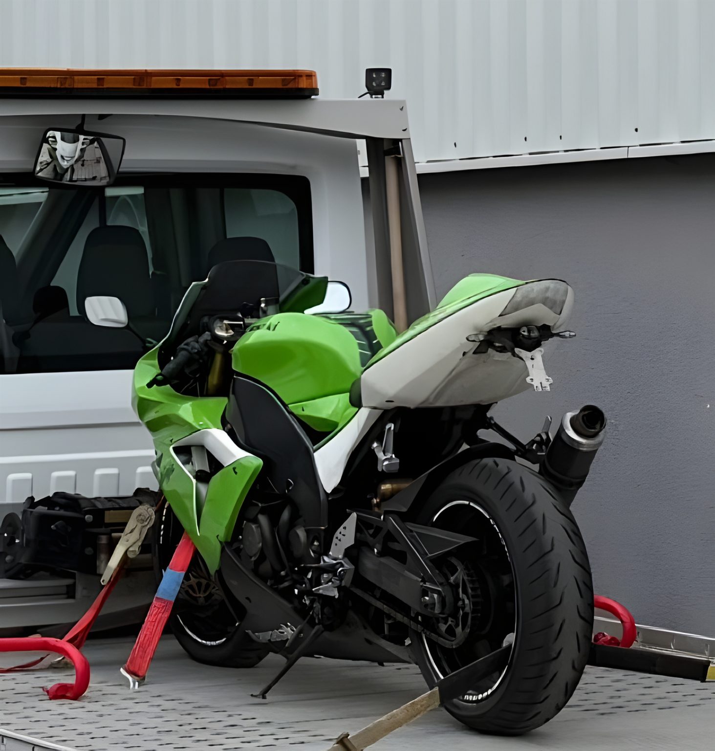 Beschlagnahmte Kawasaki ZX-10R in grün-weißer Lackierung auf Polizei-Transporter – 3/4-Heckansicht des sichergestellten Supersportlers mit Einzel-Endschalldämpfer, ohne Kennzeichen und mit roten Spanngurten gesichert