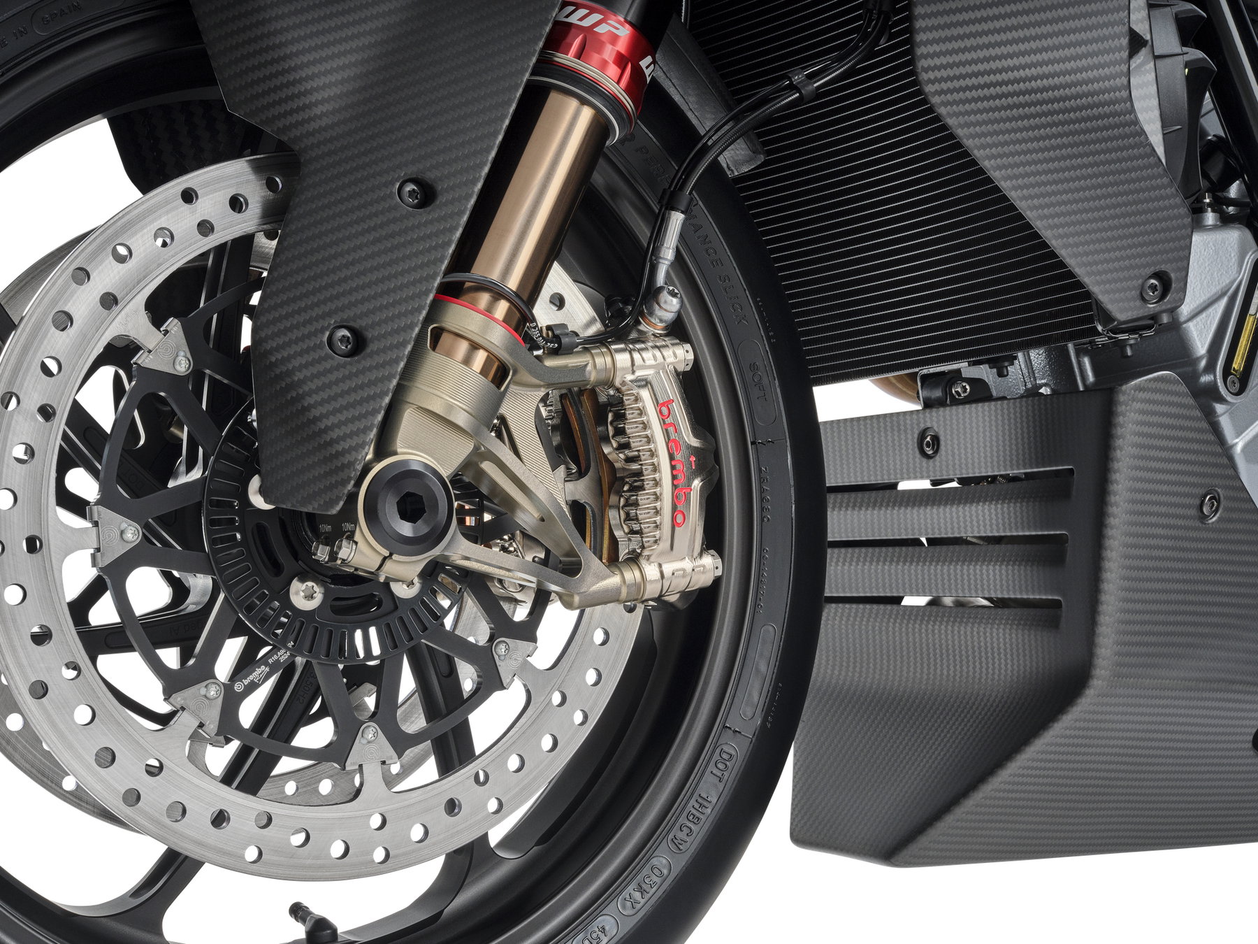 KTM 1390 Super Duke RR Track 2026 – 3/4-Heckansicht im Studio mit Akrapovic-Titan-Endschalldämpfer und Magnesium-Heckrad