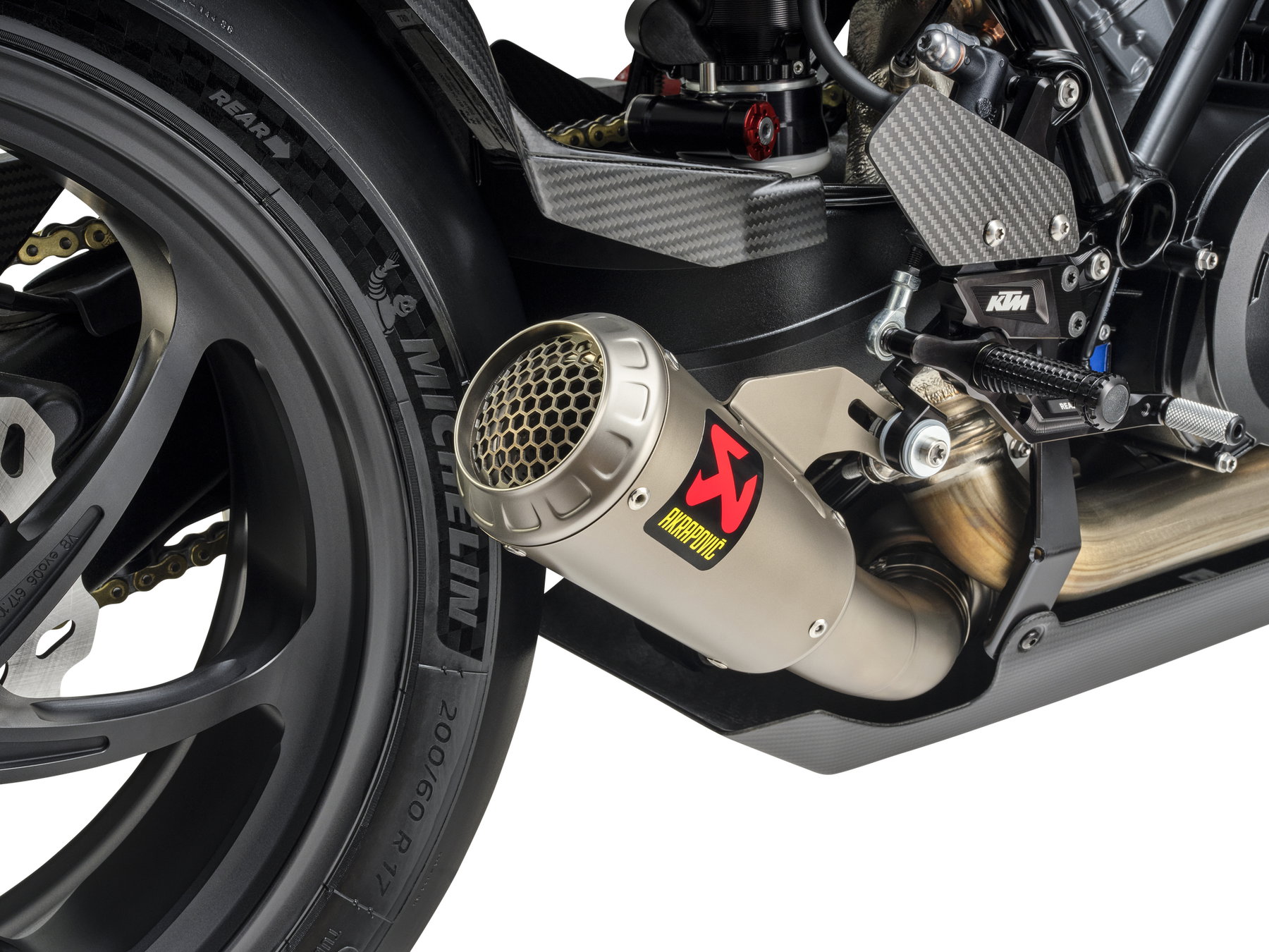 KTM 1390 Super Duke RR Track 2026 – Studioaufnahme der Cockpit-Perspektive mit 4,2-Zoll-TFT-Display und Carbon-Tankdeckel