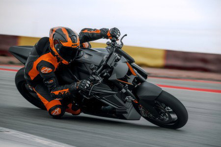 KTM 1390 Super Duke RR Track 2026 – Actionaufnahme in Schräglage mit Knie-am-Boden-Position des Fahrers in KTM-Alpinestars-Lederkombi