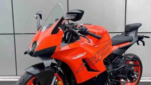KTM RC 450 2026 – Frontpartie schräg links mit LED-Doppelscheinwerfer, Windschild und orangefarbener Vollverkleidung