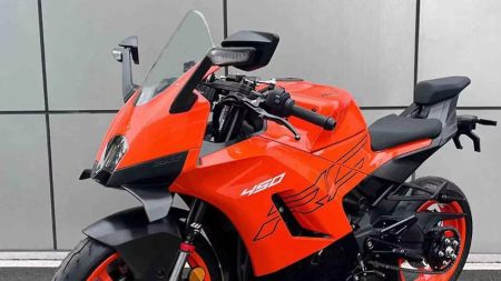 KTM RC 450 2026 – Frontpartie schräg links mit LED-Doppelscheinwerfer, Windschild und orangefarbener Vollverkleidung