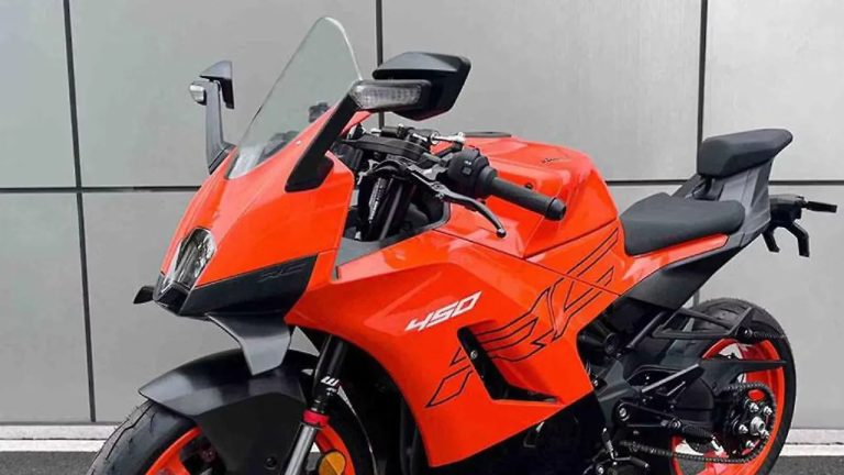 KTM RC 450 2026 – Frontpartie schräg links mit LED-Doppelscheinwerfer, Windschild und orangefarbener Vollverkleidung