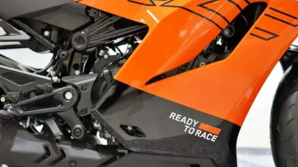 KTM RC 450 2026 – Seitenverkleidung mit Ready-to-Race-Schriftzug, Fußrastenanlage und Blick auf den Zweizylinder-Motor