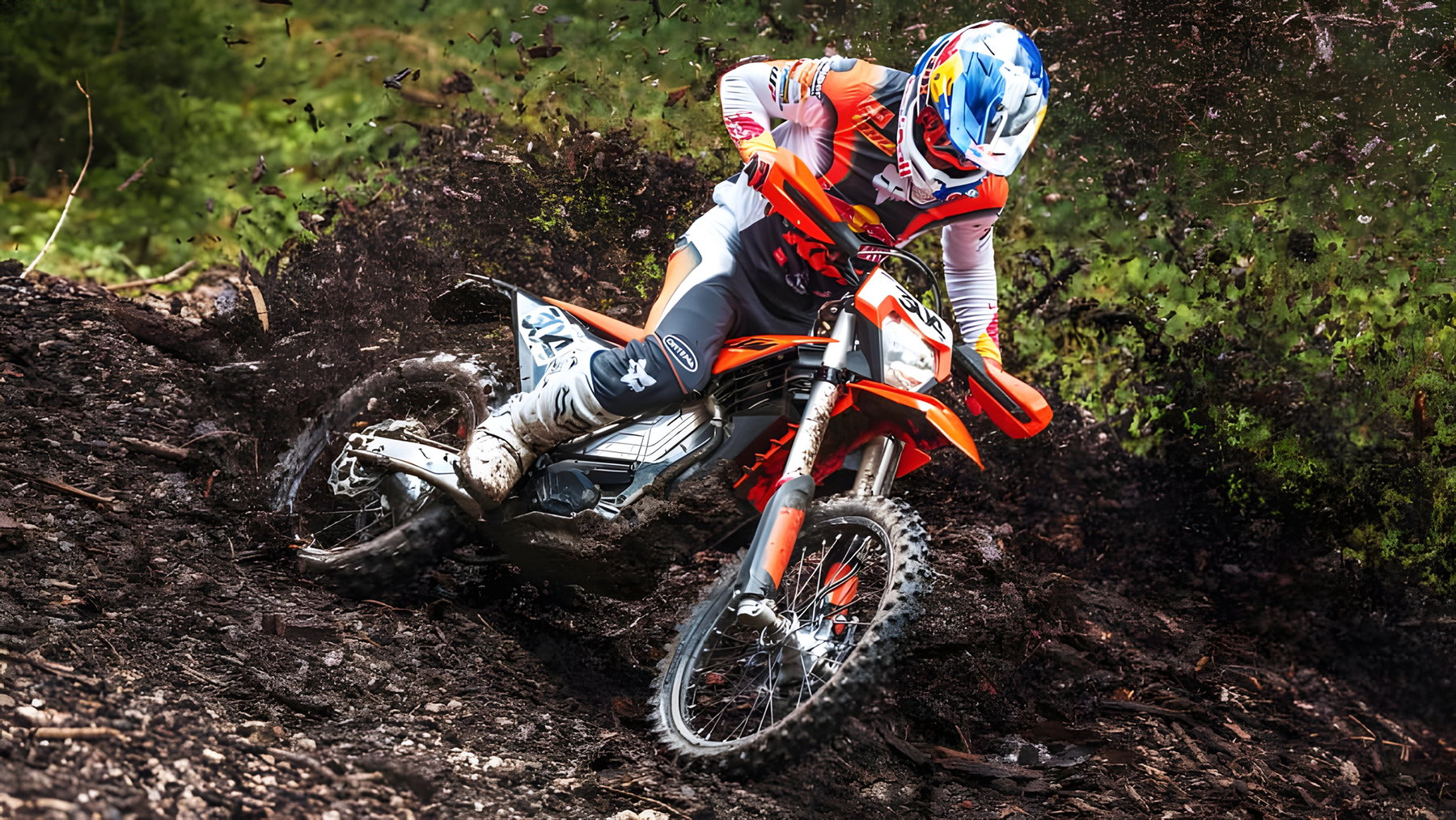 KTM Freeride E 2027 – Offroad-Fahrt durch schlammiges Gelände im Wald
