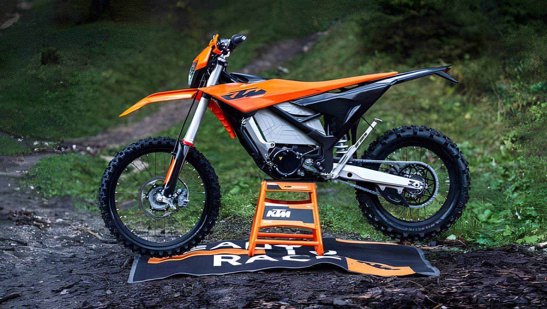KTM Freeride E 2027 – Seitenansicht im Wald auf KTM-Montageständer mit Elektromotor und orange-schwarzem Design