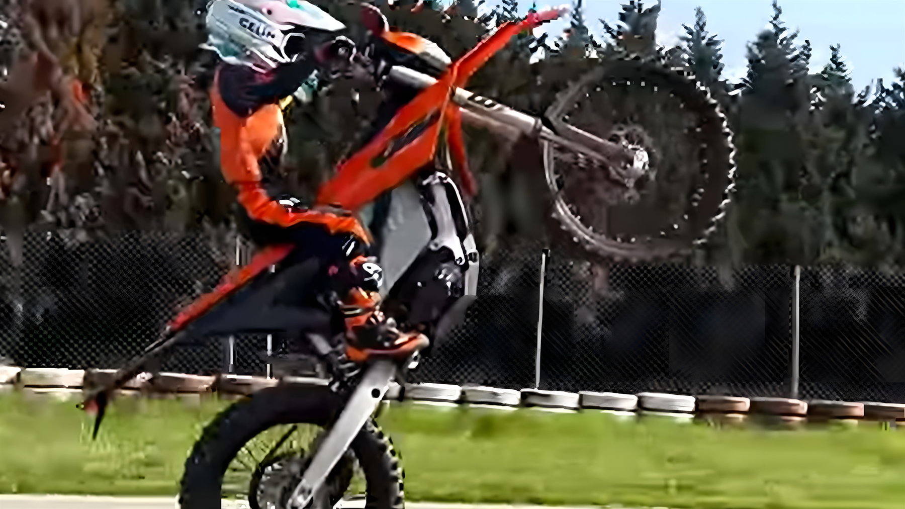 KTM Freeride E 2027 – Zayn Sofuoglu beim Wheelie auf der Elektro-Enduro