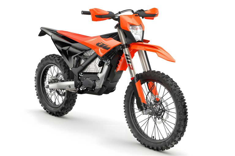 KTM Freeride E 2027: Street-Legal Electric Enduro from April 2026 at Dealer KTM Freeride E 2027 – Studioaufnahme Schrägansicht vorne rechts in Orange mit Elektroantrieb und Stollenreifen