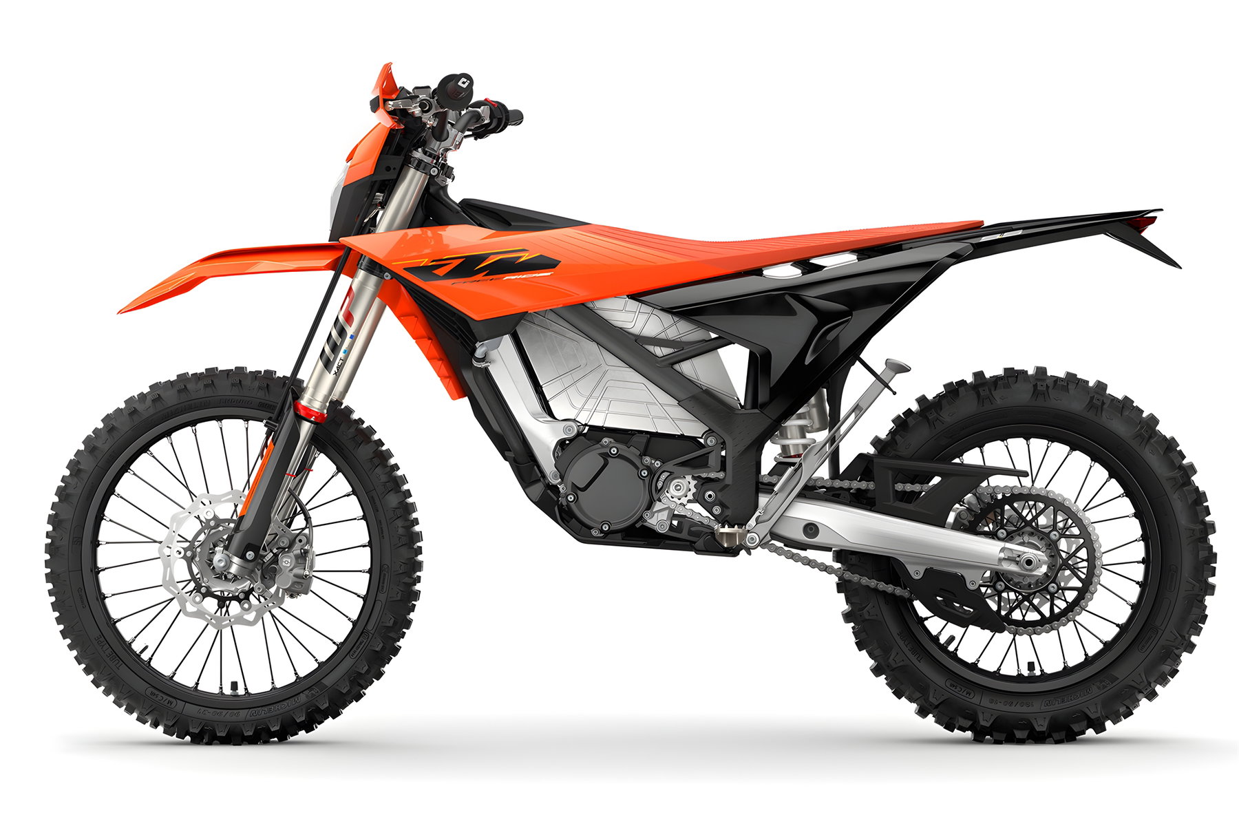 KTM Freeride E 2027 – Studioaufnahme Seitenansicht von links in KTM-Orange mit sichtbarem Elektromotor