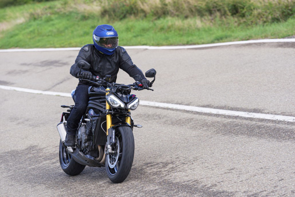 Metzeler SPORTEC 01 2026 – Naked Bike mit Metzeler SPORTEC 01 in Schräglage auf Bergpass