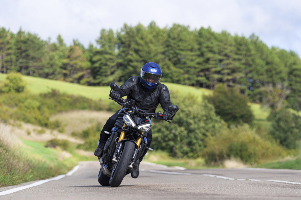 Metzeler SPORTEC 01 2026 – Metzeler SPORTEC 01 im sportlichen Kurvenritt bei Tageslicht