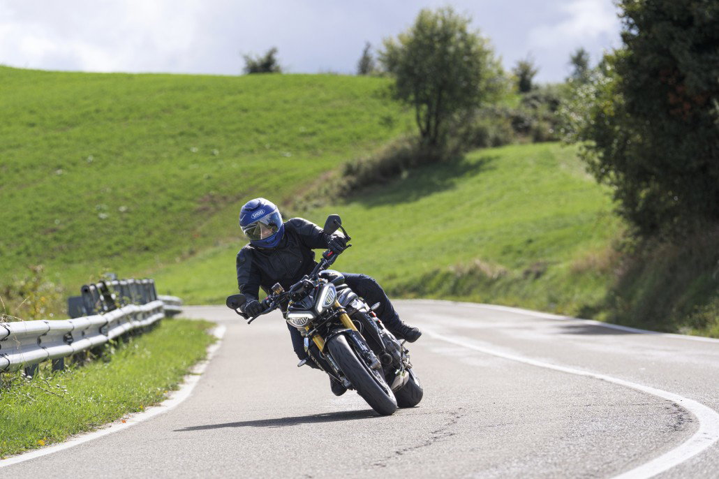 Metzeler SPORTEC 01 2026 – Naked Bike mit Metzeler SPORTEC 01 Reifen – Kurve im Herbst