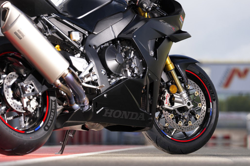 Metzeler SPORTEC 01 RS 2026 – Detailansicht der Seitenflanke mit High-Contrast-Finishing und Blade-Signature