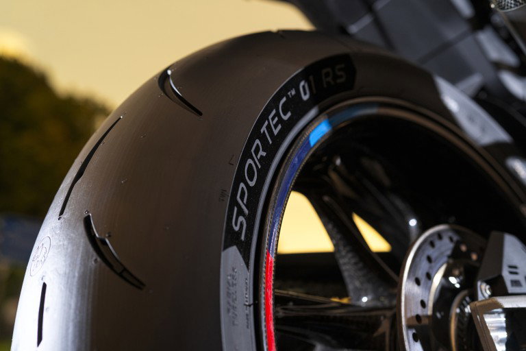 Metzeler SPORTEC 01 RS 2026 – Detail des Pattern mit niedrigem Void-to-Rubber-Ratio unter Last