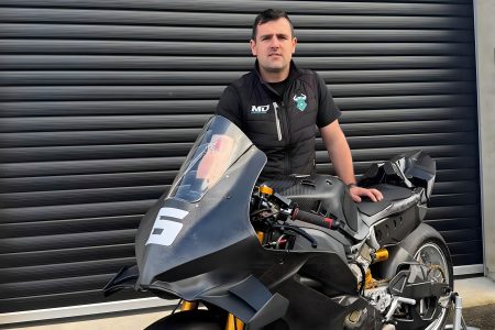 Michael Dunlop in MD-Racing-Weste vor seiner neuen Ducati Panigale V4 R für die Superbike-Klasse 2026 mit sichtbarem Carbon-Bodywork und Startnummer 5 auf der Verkleidung vor einem grauen Werkstatttor